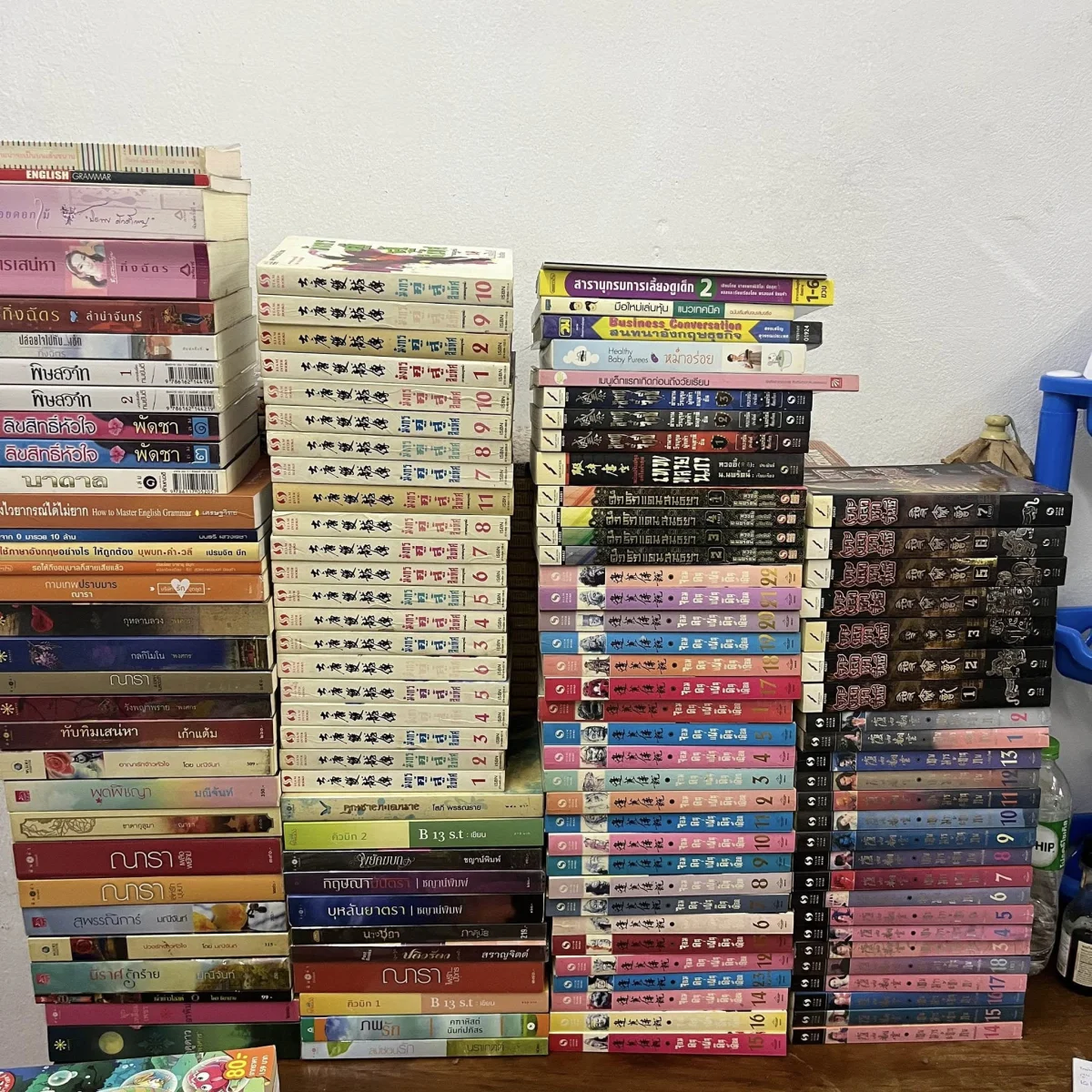 ภาพตัวอย่างหนังสือหลายตั้งที่เห็นชื่อเรื่องบนสันหนังสือ
